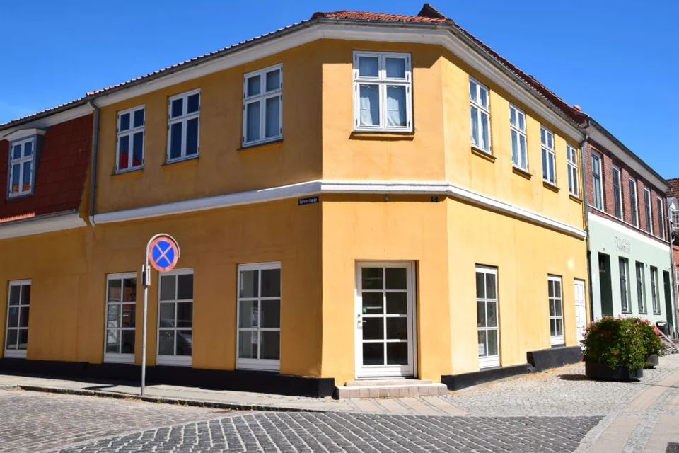 Den gule bygning med klinikken på Adelgade 67-69 i Præstø