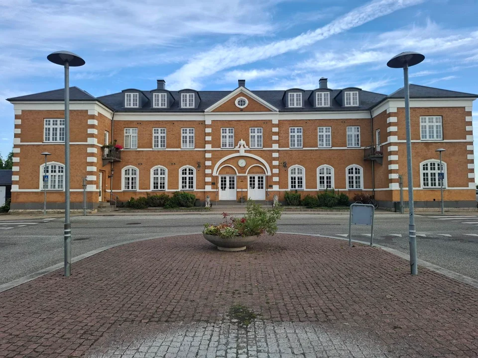 Stationsbygningen med klinikken på Jernbanevej 2D i Præstø